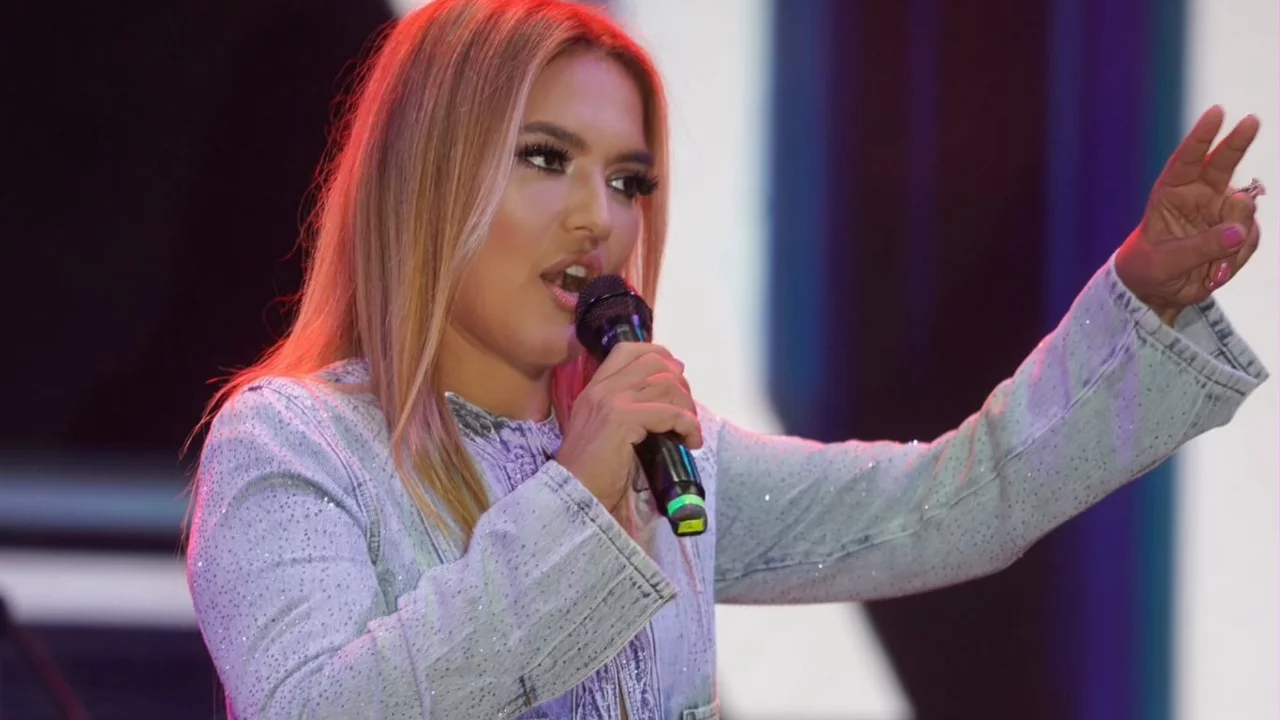 Demet Akalın Bursa'da sahneye &ccedil;ıktı! Kahve Festivali'nde m&uuml;zik dolu gece