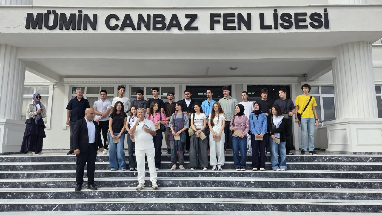 Bursa'da M&uuml;min Canbaz Fen Lisesi'nde başarı &ouml;d&uuml;llendirildi: &Ouml;ğrencilere ve mezunlara &ccedil;eşitli destekler...