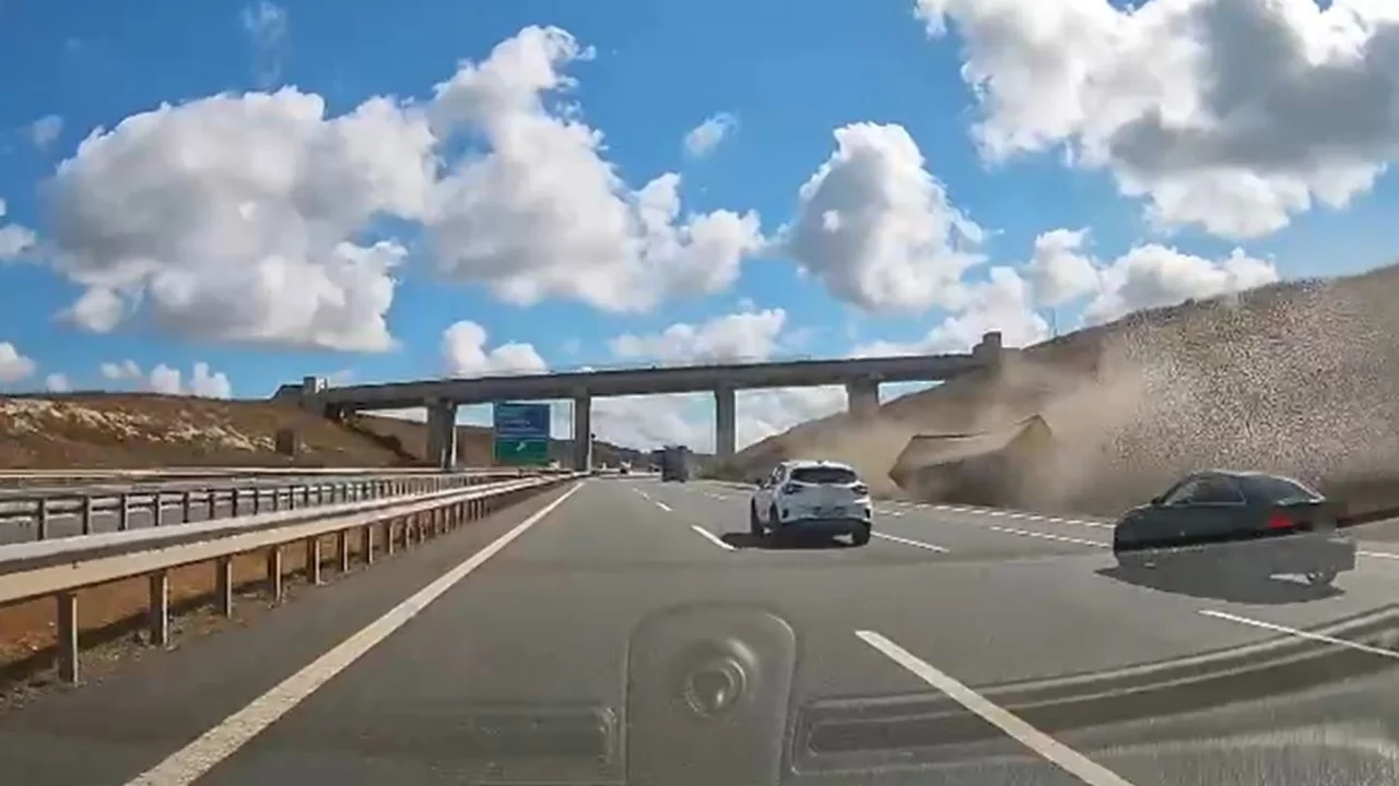 Kuzey Marmara Otoyolu tırın dorsesi koparak şarampole yuvarlandı