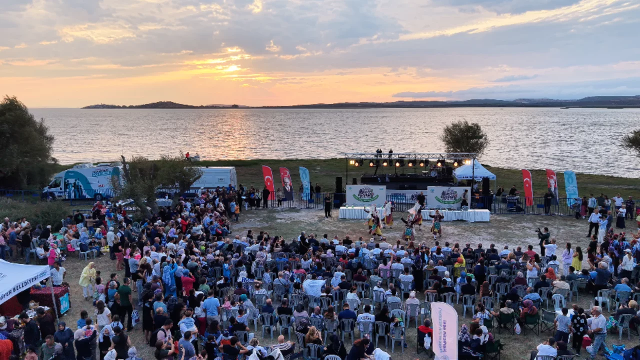 Bursa'da incir festivali coşkusu! &Uuml;reticiler ve vatandaşlar Ak&ccedil;alar'da buluştu