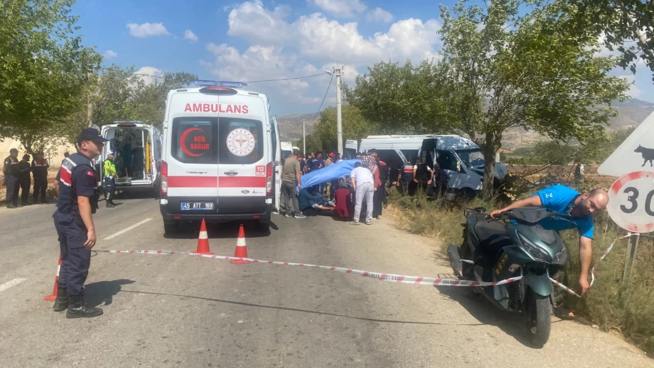 Alaşehir'de işçi minibüsü ağaca çarptı: 14 yaralı