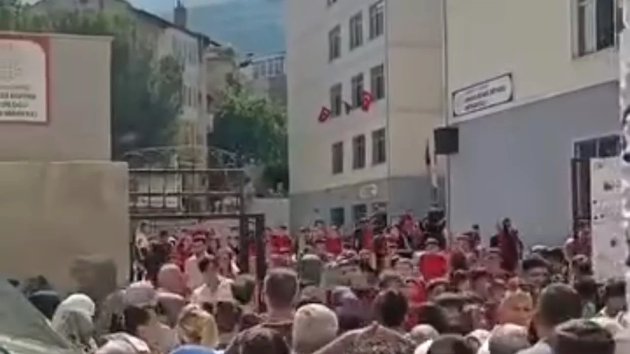 Bursa'da okul kapısında izdiham! Veliler &ccedil;&ouml;z&uuml;m bekliyor...
