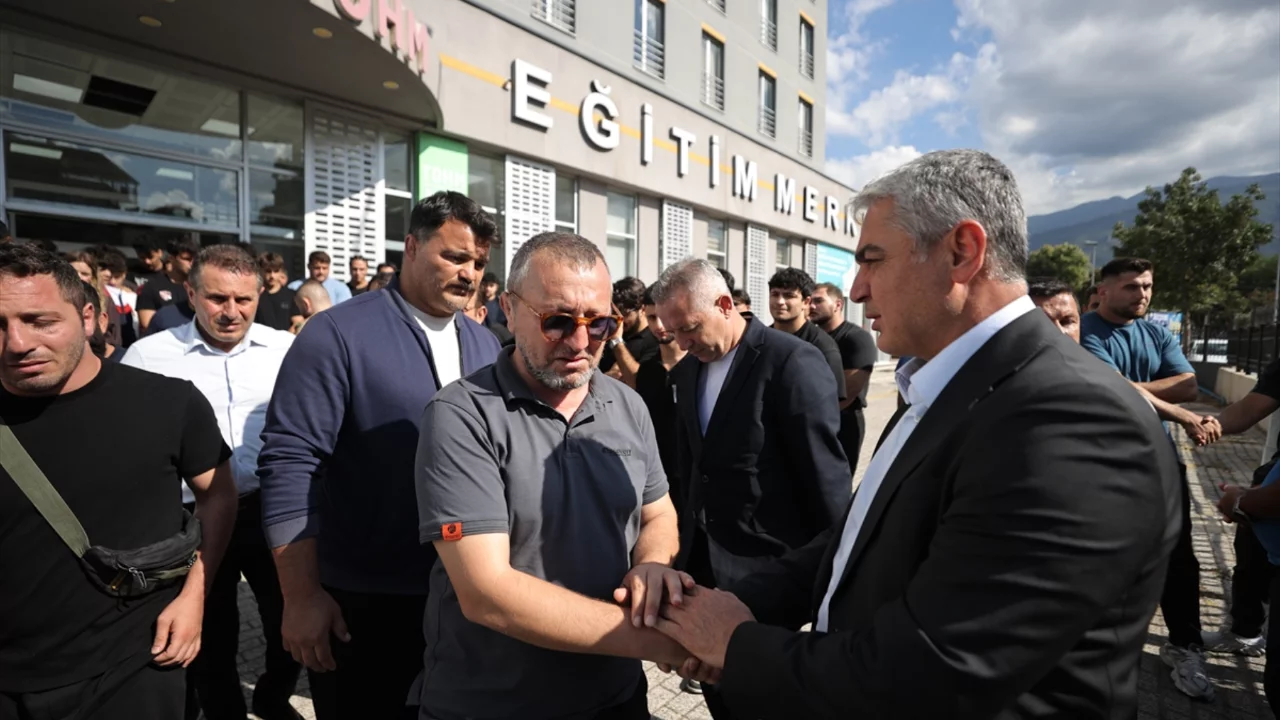 Bursa'da g&uuml;reş camiasını yasa boğan &ouml;l&uuml;m! Sevilen antren&ouml;r son yolculuğuna uğurlandı