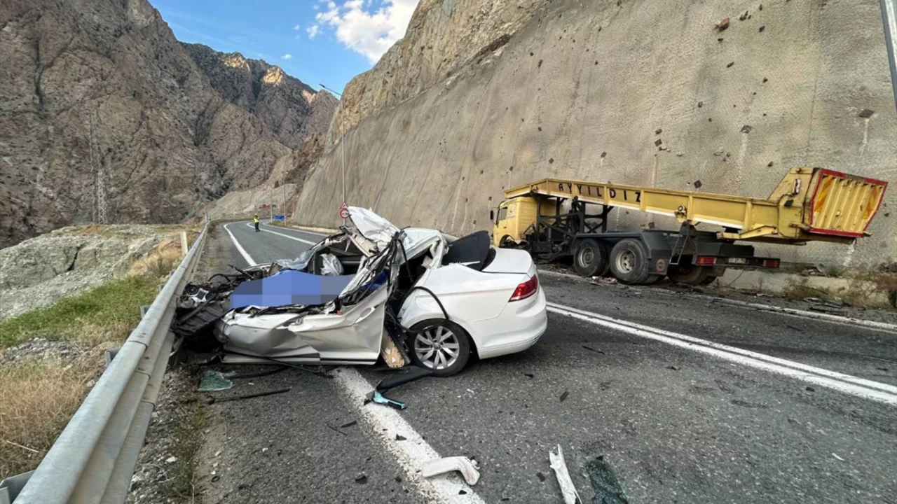 Artvin'de feci kaza: Otomobil sürücüsü hayatını kaybetti