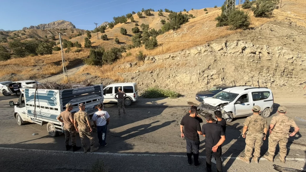 Şırnak'ta jandarmanın 'dur' ihtarına uymayan kamyonetten 23 d&uuml;zensiz g&ouml;&ccedil;men &ccedil;ıktı