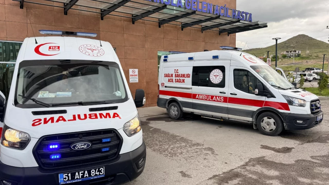 Lastiği patlayan minib&uuml;s şarampole devrildi: 1'i ağır 5 yaralı