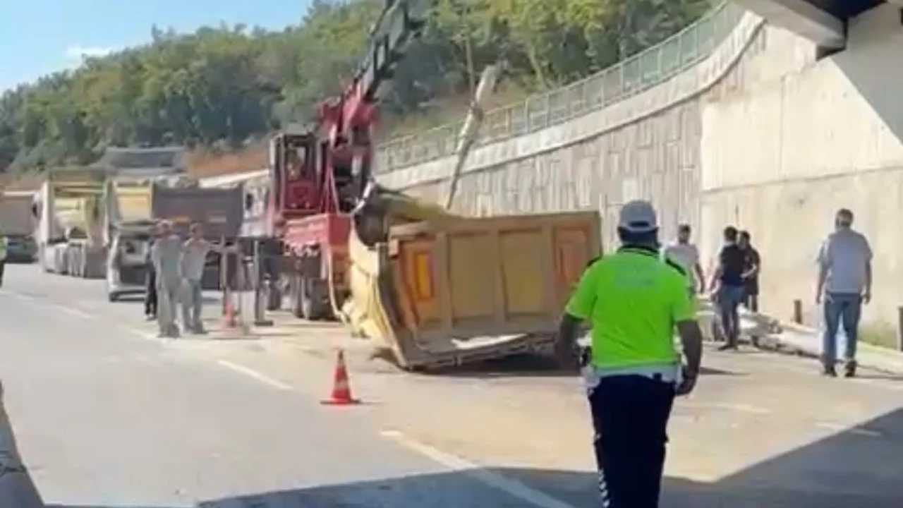 Otoyolda faciadan d&ouml;n&uuml;ld&uuml;! Dorse &ouml;nce tabelaya, ardından &uuml;st ge&ccedil;ide &ccedil;arptı