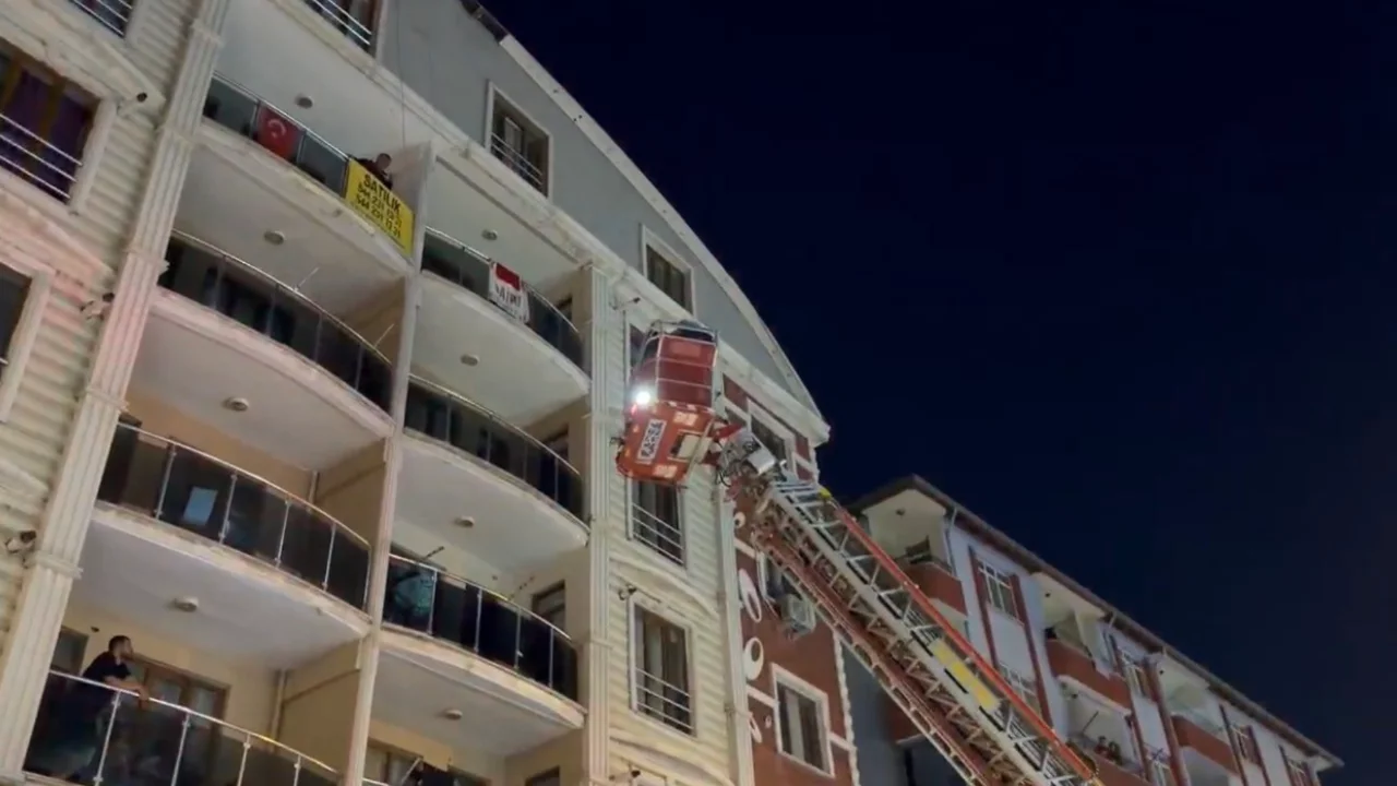 Iğdır'da apartman yangını paniği: Biri &ccedil;ocuk 18 kişi dumandan etkilendi