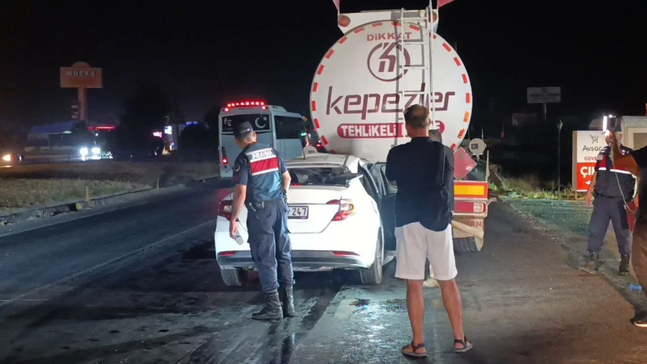 Antalya'da feci kaza: Otomobil akaryakıt tankerine arkadan &ccedil;arptı
