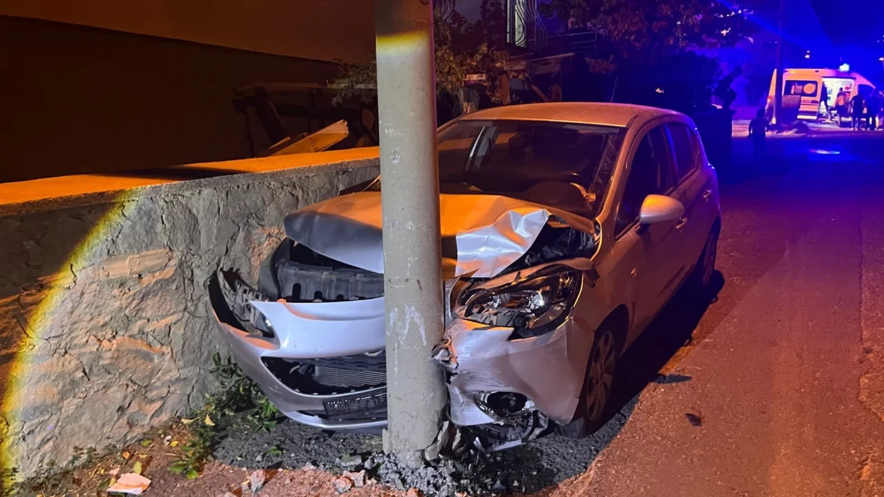 Niğde'de iki otomobil çarpıştı: 5 kişi yaralandı