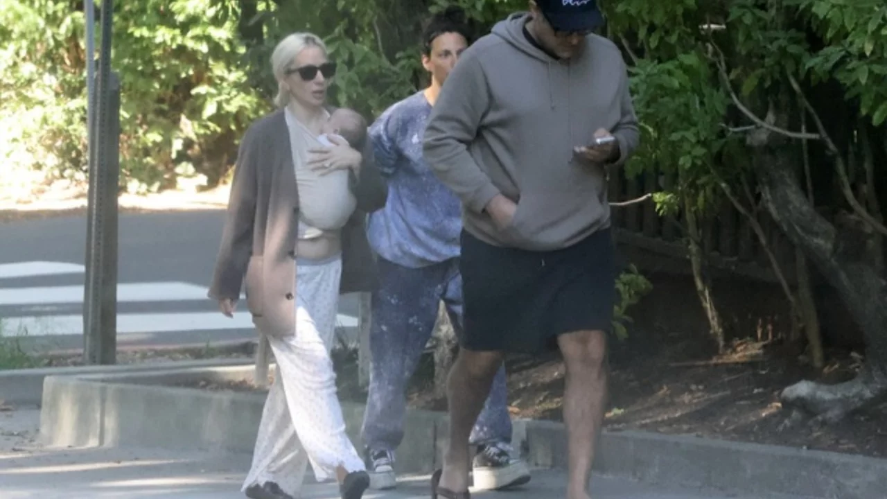 Lady Gaga'dan annelik pozları! Bebeğiyle ilk kez görüntülendi