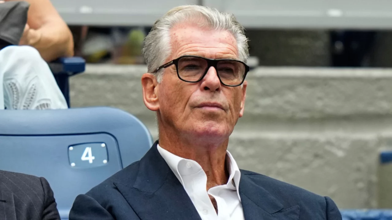 ABD A&ccedil;ık finalinde James Bond s&uuml;rprizi! Saat 0.07'yi g&ouml;sterince kamera Pierce Brosnan'a d&ouml;nd&uuml;