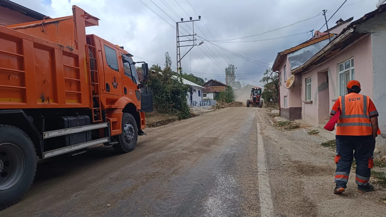 Bursa güzergahında dar olan köy yolu genişletiliyor