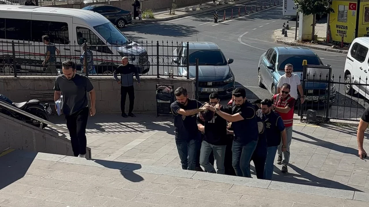 Kız kardeşine atılan mesaja sinirlenen ağabey, dehşet saçtı: 1 yaralı