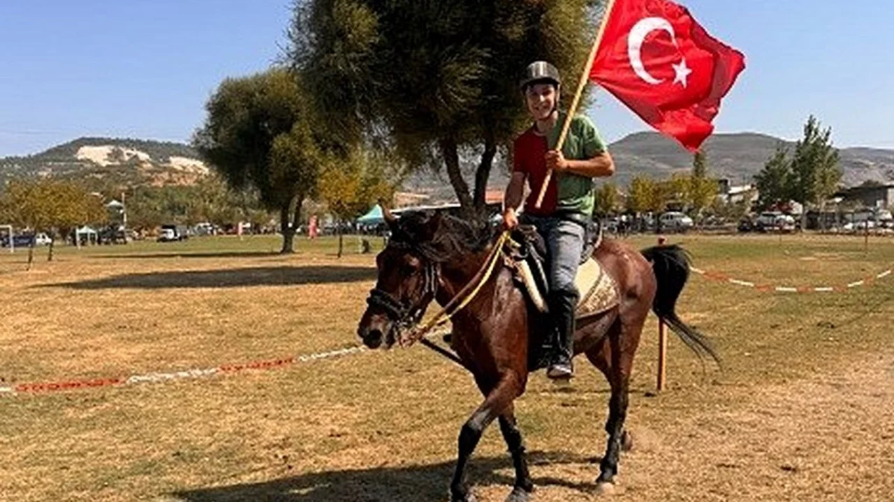 Tavşanlı'yı temsil eden "Kuyumcu" isimli at Rahvan At Yarışlarında şampiyon oldu