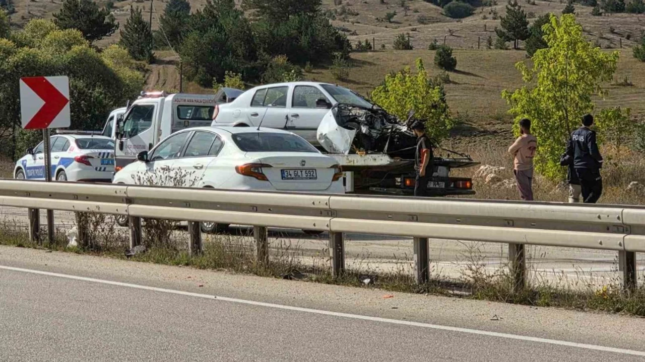 Elektrik direğine çarpan otomobil hurdaya döndü: 2 yaralı