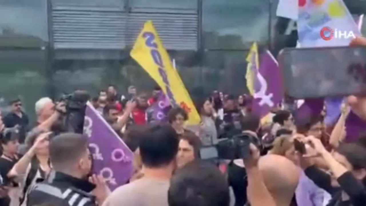 İstanbul Adalet Sarayı &ouml;n&uuml;nde arbede &ccedil;ıkaran bazı LGBT'liler g&ouml;zaltına alındı