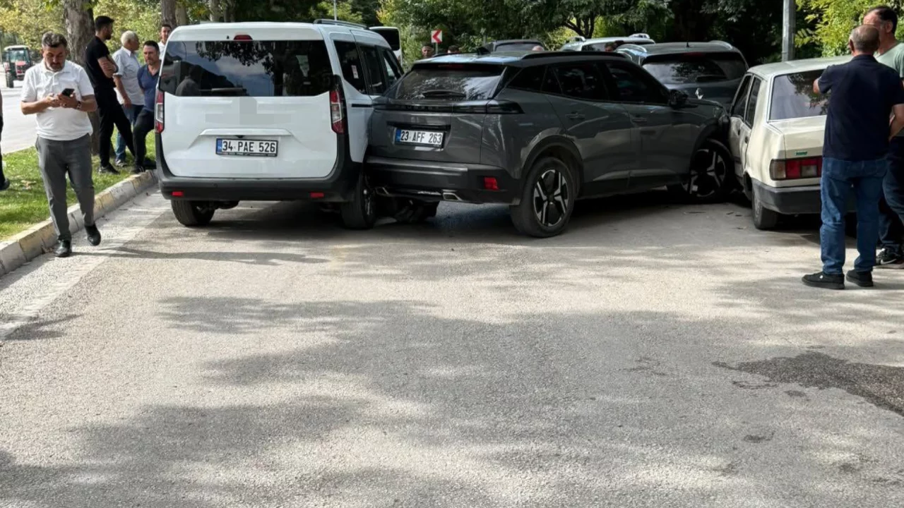 Elazığ'da zincirleme kaza: 8 yaralı