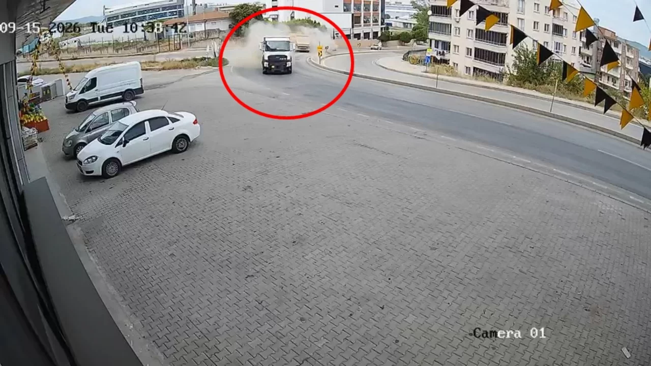 Bursa'da ref&uuml;j&uuml; aşıp karşı şeride daldı! Hafriyat kamyonu dehşet sa&ccedil;tı