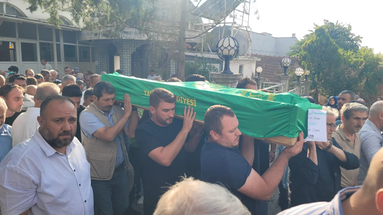 İznik Gölü'nde boğularak hayatını kaybeden öğretmen son yolculuğuna uğurlandı