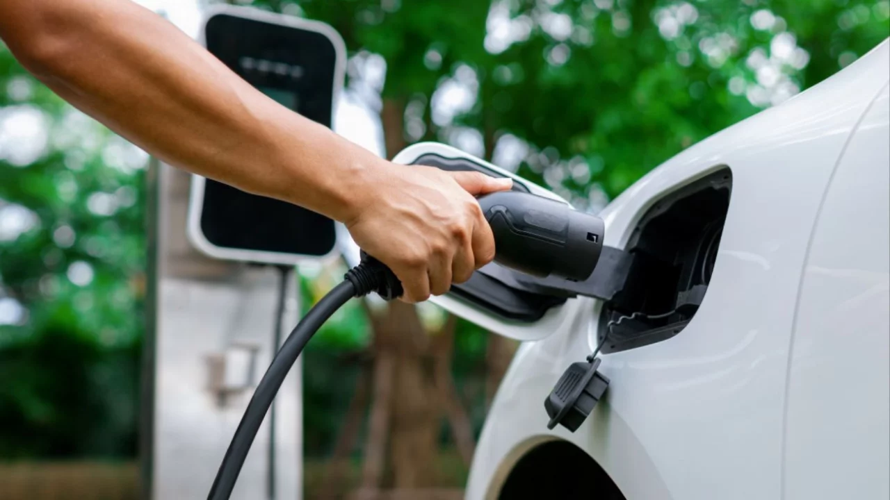 Elektrikli ara&ccedil; vergisinde DT&Ouml; tartışması! Bakanlık "bor&ccedil; yok" dedi