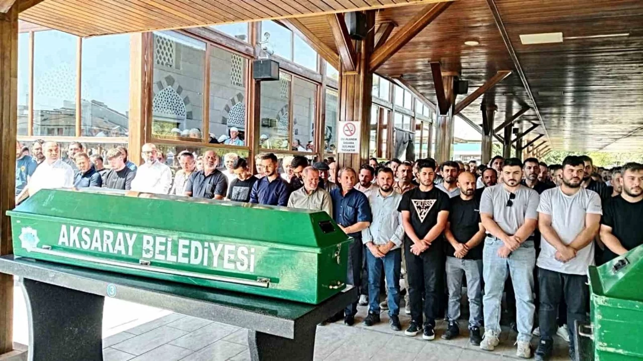 Beşinci kattan d&uuml;şerek hayatını kaybeden gen&ccedil; kız son yolculuğuna uğurlandı