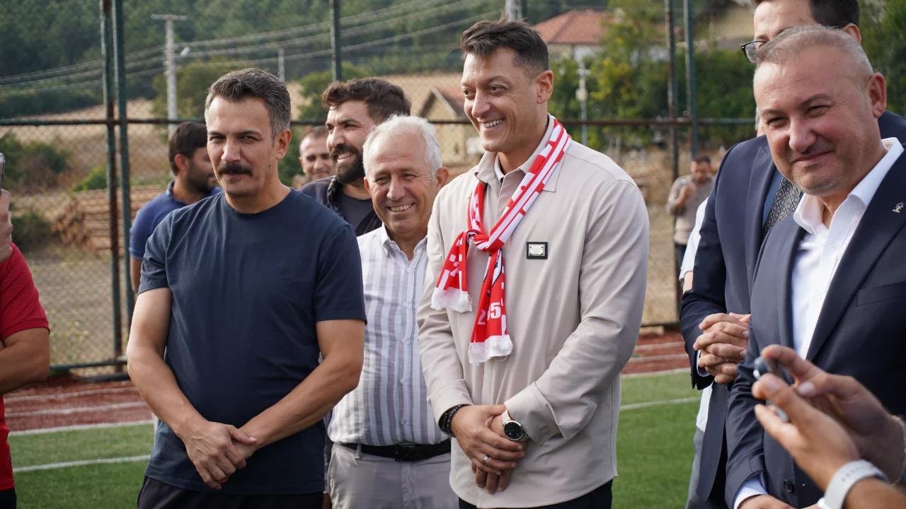 Mesut &Ouml;zil'den gen&ccedil; futbolculara m&uuml;jde: Yeni akademi i&ccedil;in tarih verdi