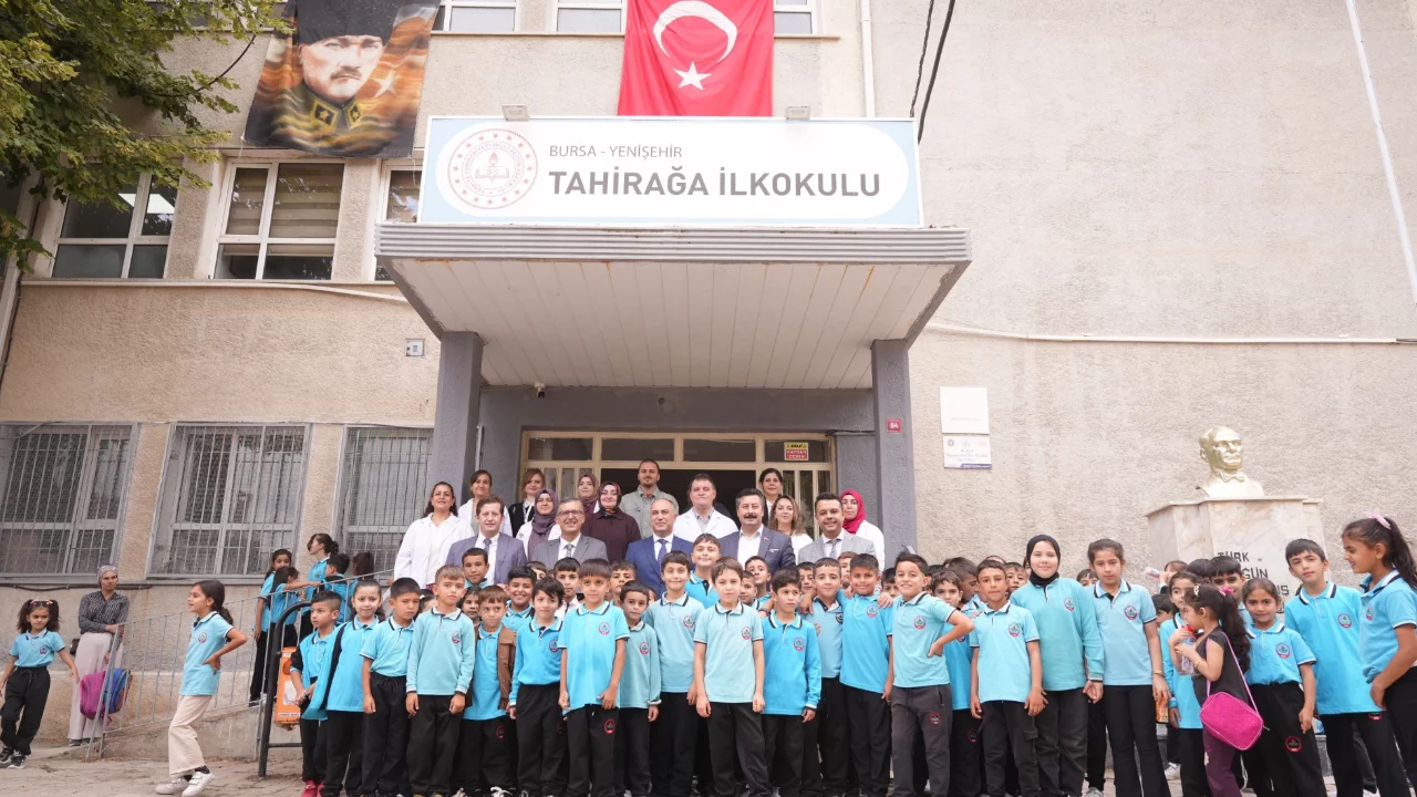 Yenişehir Belediye Başkanı Ercan &Ouml;zel, yıllar sonra aynı okulda &ouml;ğrencilerle buluştu