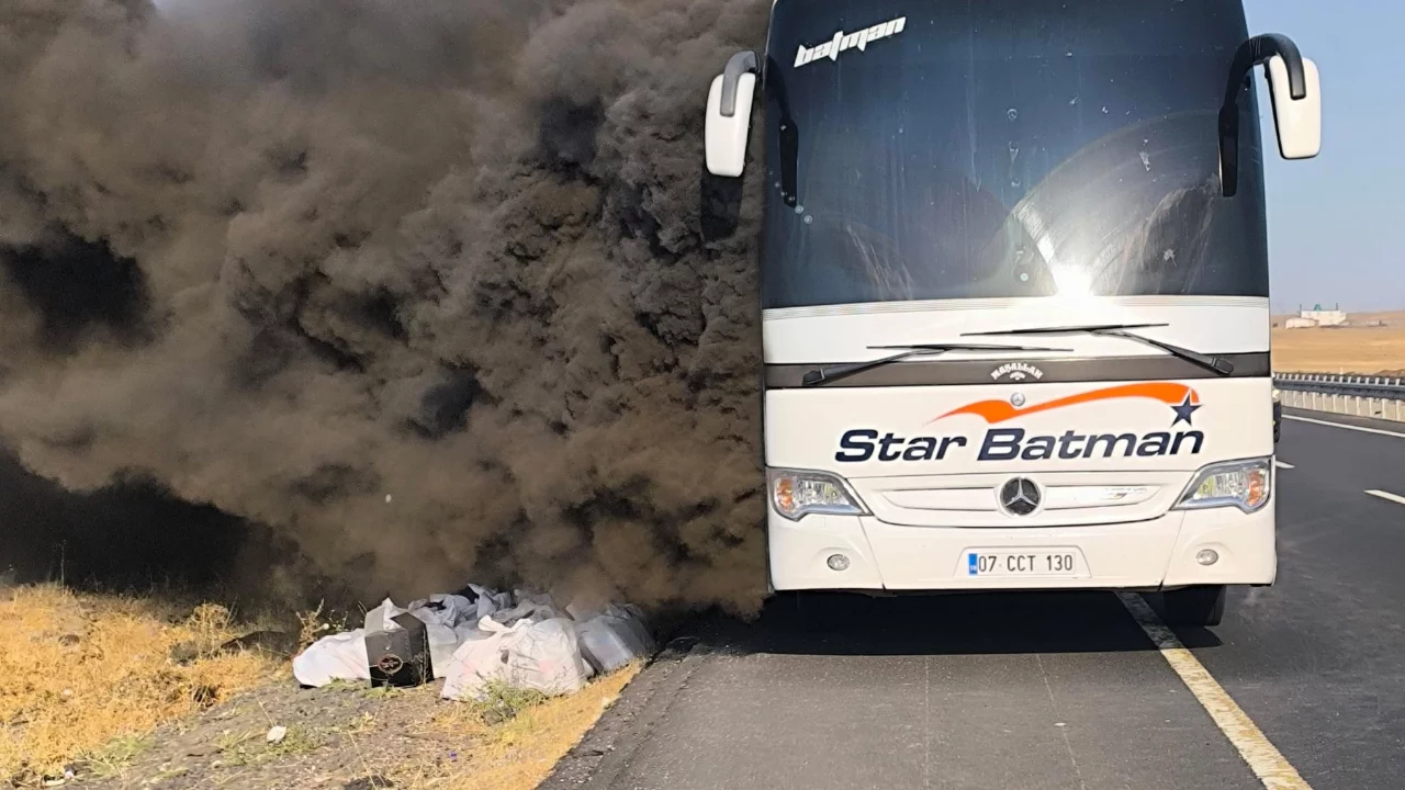 Şanlıurfa'da seyir halindeki yolcu otob&uuml;s&uuml;nde yangın: S&uuml;r&uuml;c&uuml;n&uuml;n dikkati faciayı &ouml;nledi