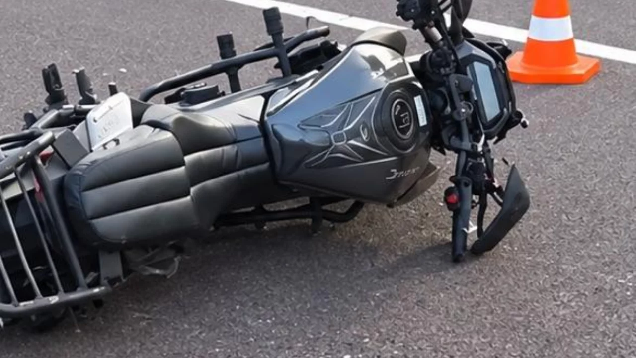 Otoyolda feci kaza! Kamyona &ccedil;arpan motosiklet s&uuml;r&uuml;c&uuml;s&uuml; hayatını kaybetti...