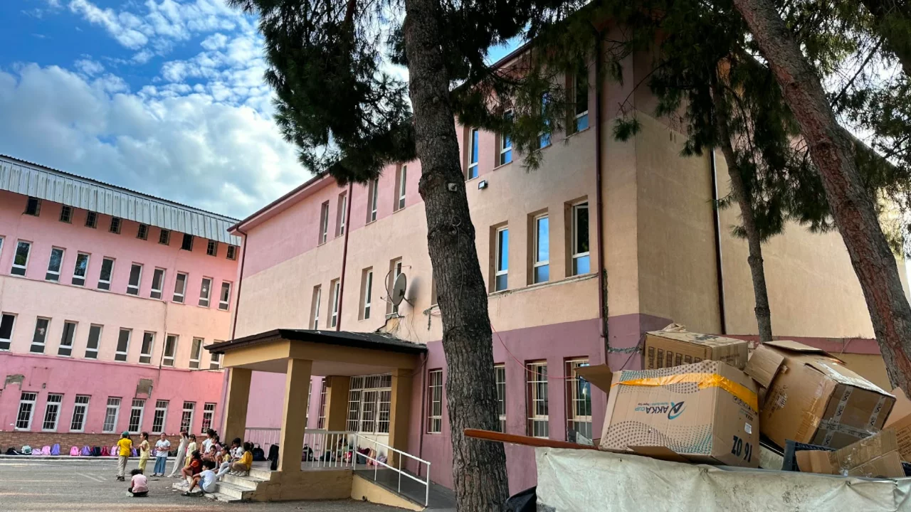 İznik'te tarihi okulda yıkım süreci! İki bina yıkılacak, bir bina eğitime devam edecek