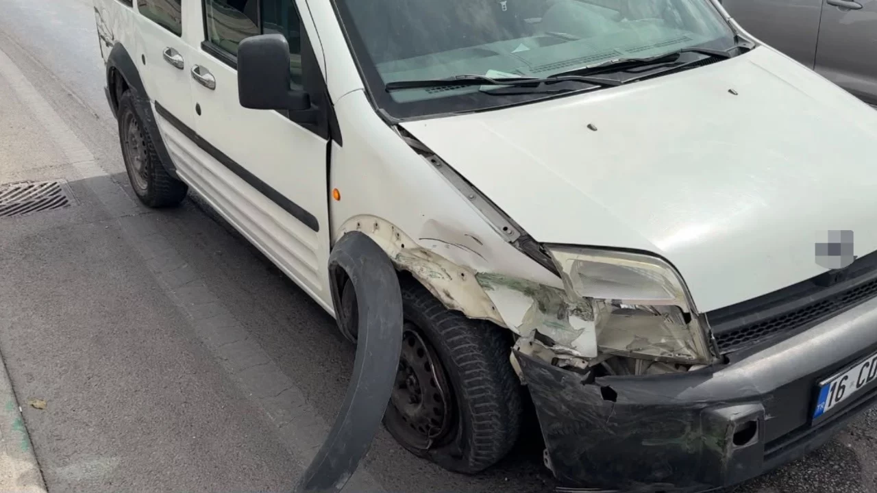 Bursa'da alt ge&ccedil;itte saniyeler i&ccedil;inde ortalık karıştı! İki ara&ccedil; ağır hasarlı