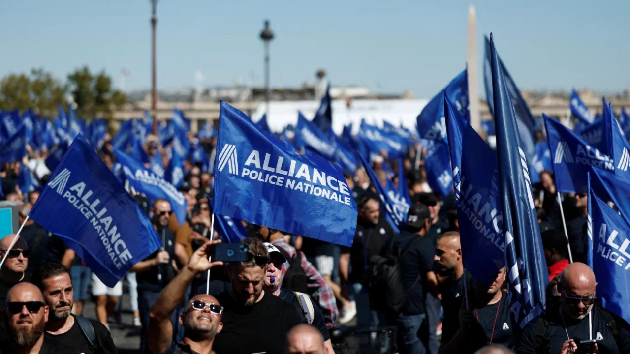 Fransa'da polislerden h&uuml;k&uuml;mete tepki: Binlerce polis Paris'te sokağa &ccedil;ıktı