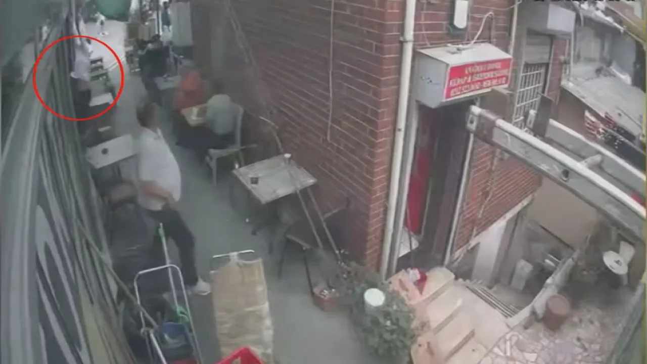 D&ouml;viz b&uuml;rosuna yapılan kanlı saldırının g&ouml;r&uuml;nt&uuml;leri ortaya &ccedil;ıktı! İki kişi hayatını kaybetmişti...