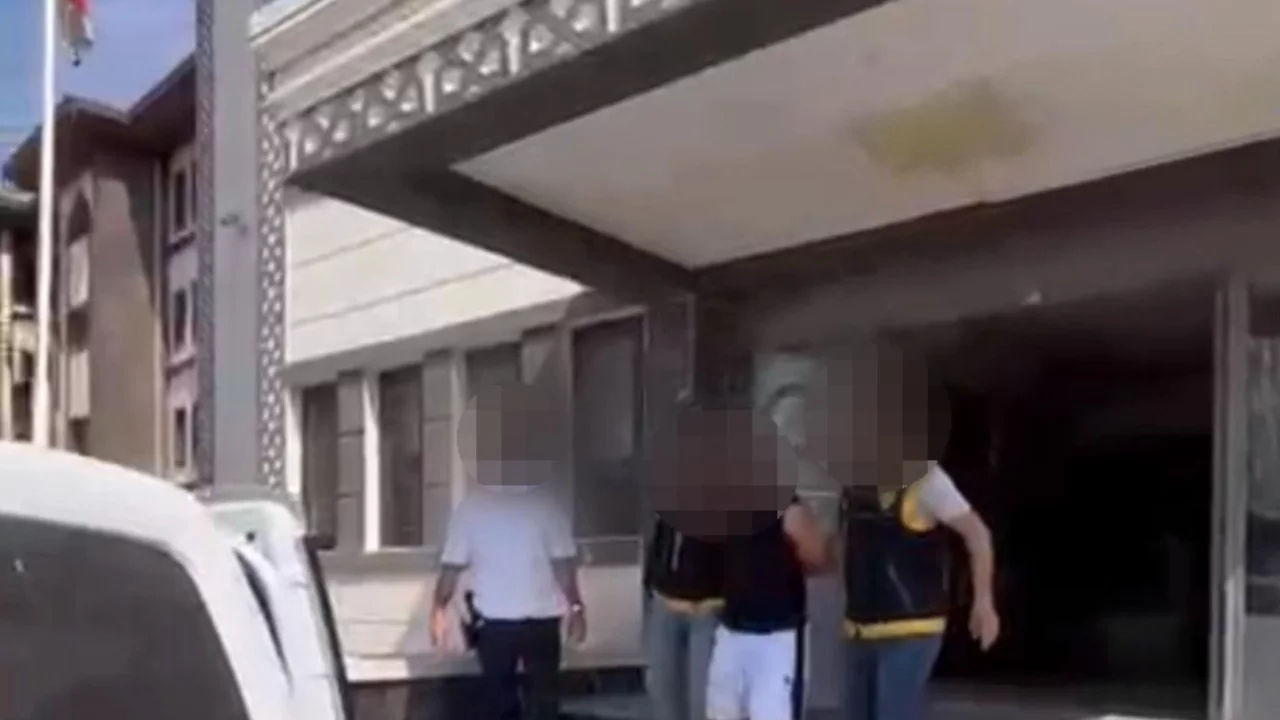 Tarsus'ta aranan ş&uuml;pheli operasyonla yakalandı! Adresinden cephanelik &ccedil;ıktı