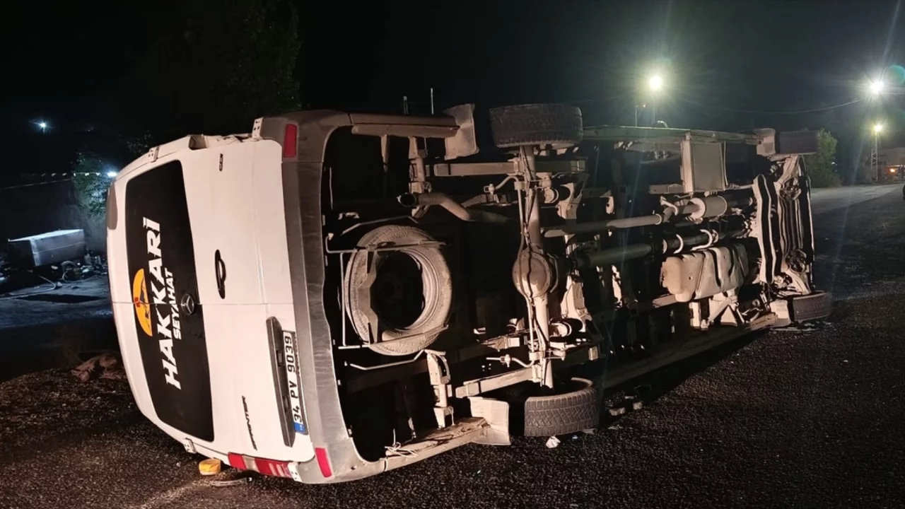 Van'da kamyon ile minib&uuml;s &ccedil;arpıştı! Aralarında bir aylık bebeğin de bulunduğu 13 kişi yaralandı