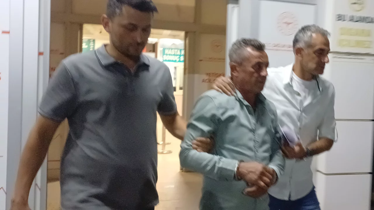 Aksaray'da parkta karşılaşan husumetliler arasında bı&ccedil;aklı kavga: 37 yaşındaki adam ağır yaralandı