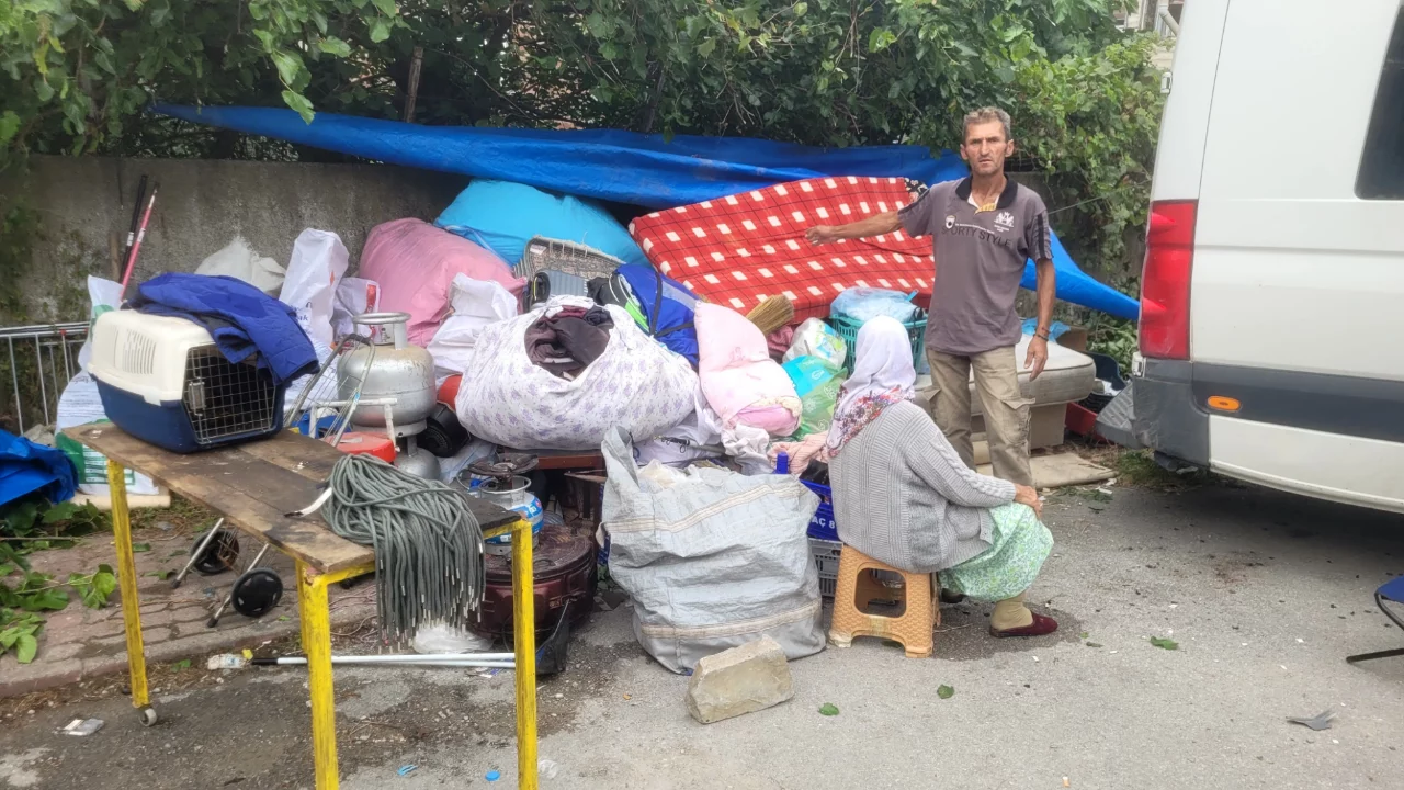 Kira anlaşmazlığı nedeniyle eşyalarıyla otoparka sığındılar! Aile için yeni ev bulundu