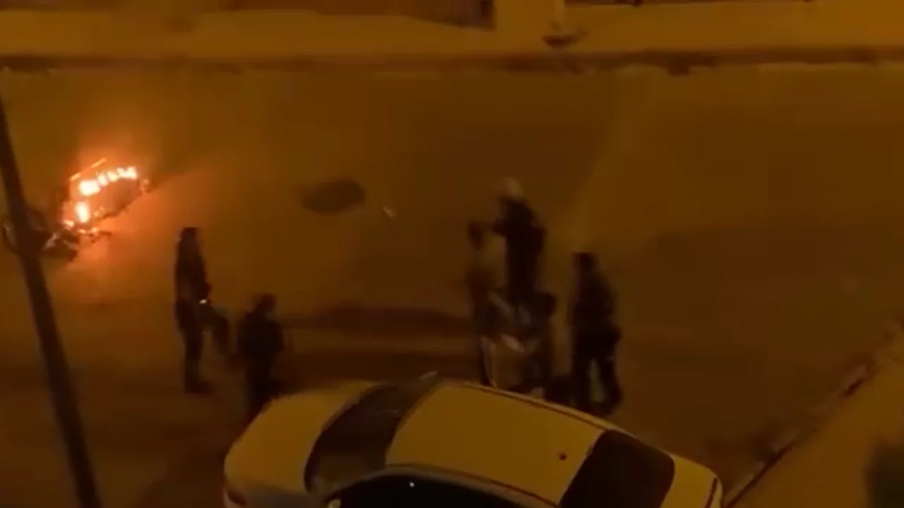 Elazığ'da sokak ortasında şaşkına &ccedil;eviren olay: Motosikletini ateşe verdi