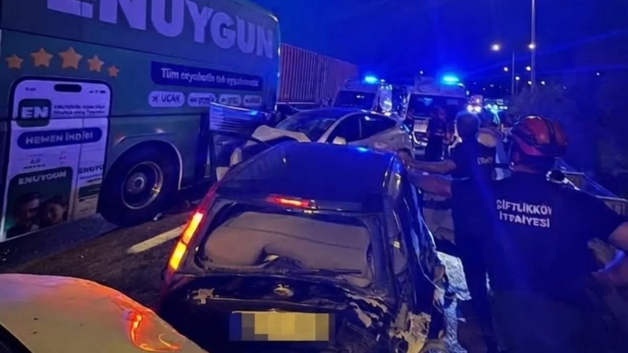 Otoyolda can pazarı! 7 aracın karıştığı zincirleme kazada 10 yaralı