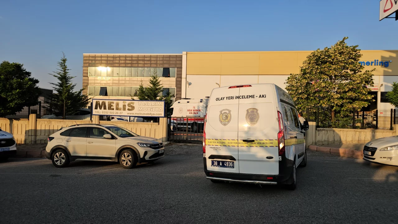 Kayseri'de fabrika &ouml;n&uuml;nde silahlı &ouml;l&uuml;m! 40 yaşındaki şahıs hayatını kaybetti