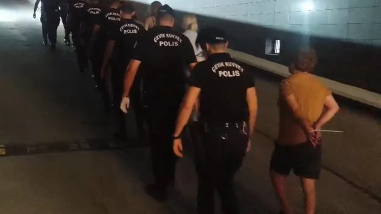 Mersin'de 'Ailem G&uuml;vende' operasyonu: 36 ş&uuml;pheliden 28'i tutuklandı