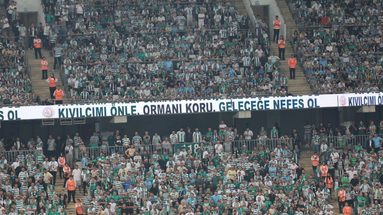 Bursaspor'dan "Yeşil Vatan'a destek! Trib&uuml;nlerden ormanları koruma mesajı