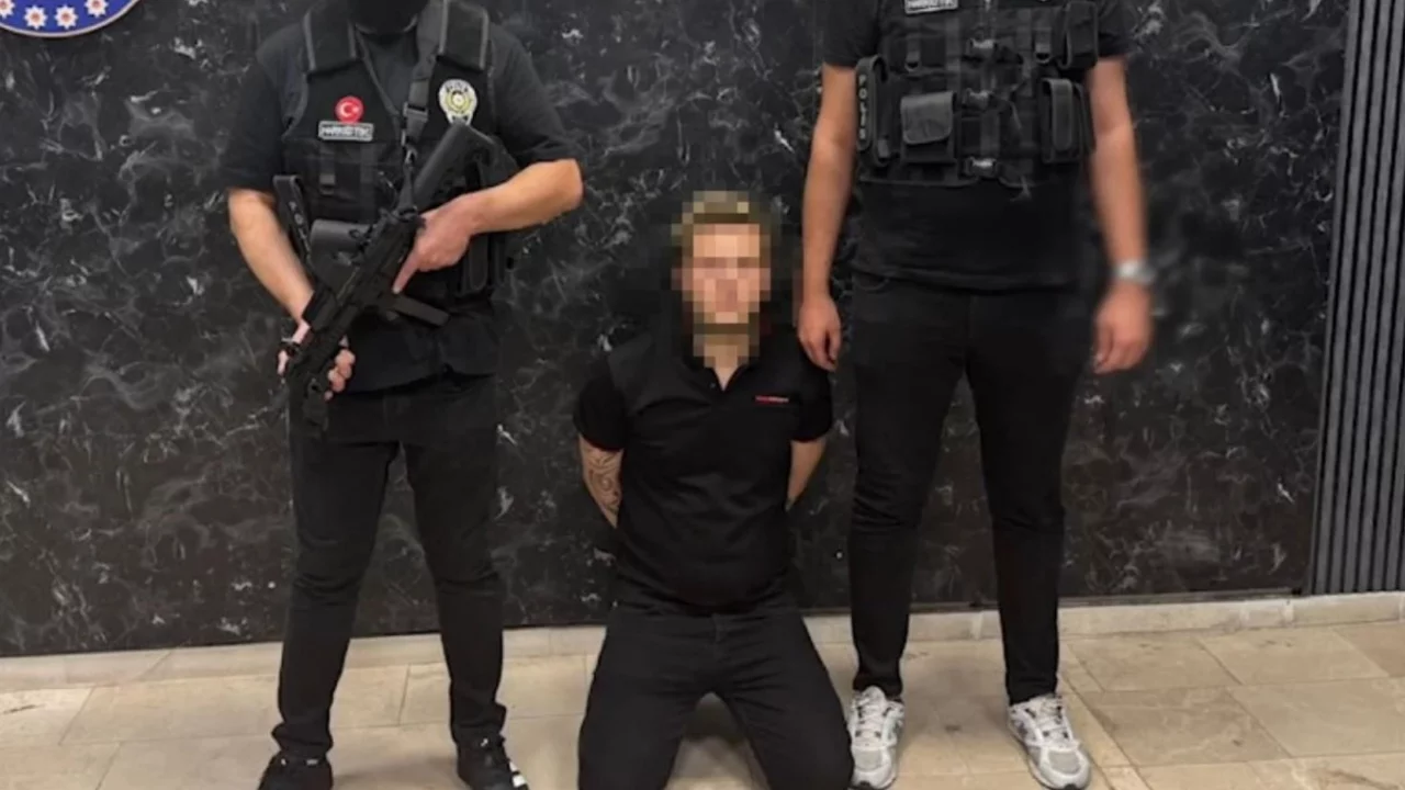 &Uuml;lkesi onu kırmızı b&uuml;ltenle arıyordu! T&uuml;rk polisi kıskıvrak yakaladı