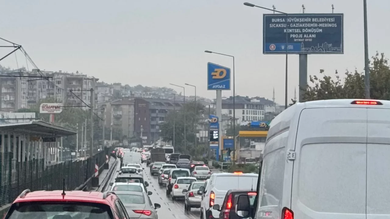 Bursa g&uuml;ne yağmurla başladı, yollar kırmızıya d&ouml;nd&uuml;!