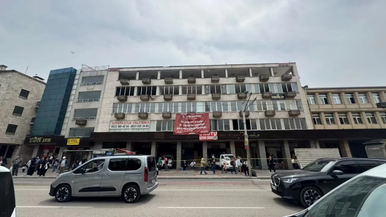 Bursa'nın kalbinde ısrarla kaldırılmayan demir plakalar: Vatandaşlar çileden çıktı!