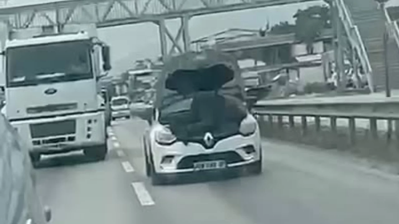 Bursa'da akıllara durgunluk veren g&ouml;r&uuml;nt&uuml;! Seyir halinde tamir etti...