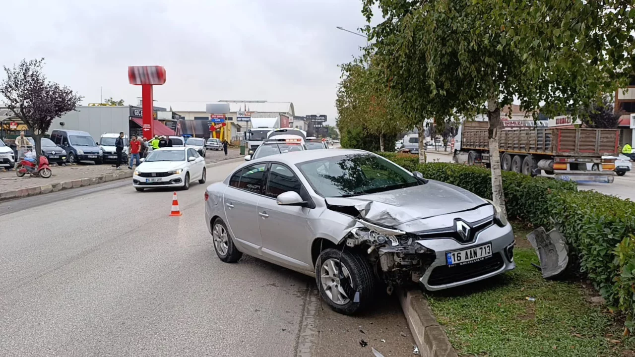 Bursa'da otomobilin 3 araca çarptığı kaza kamerada