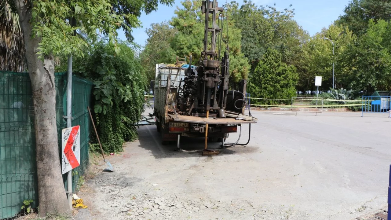 Parkın altından metan gazı &ccedil;ıktı! Uzmanlardan flaş a&ccedil;ıklama