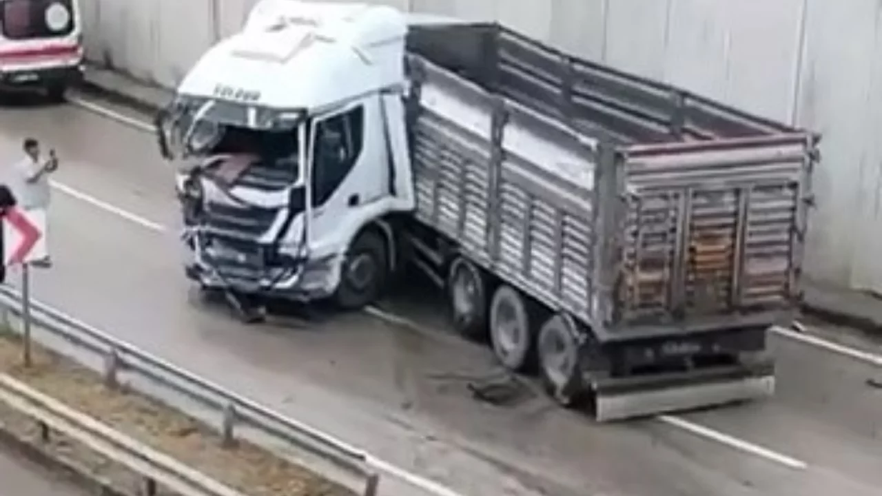Bursa'da yağmur sonrası feci an! TIR bir anda makasladı